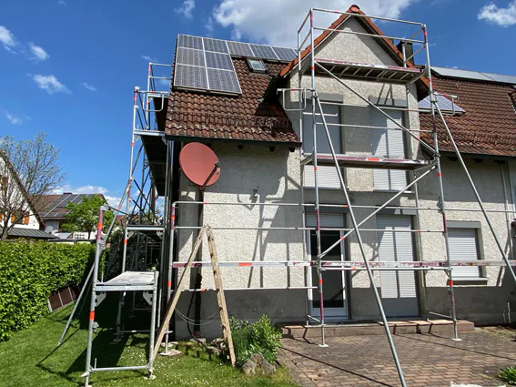 Altbau im Gerüst während der Fassadensanierung