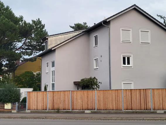 Doppelhaushälfte mit beige gestrichener Fassade