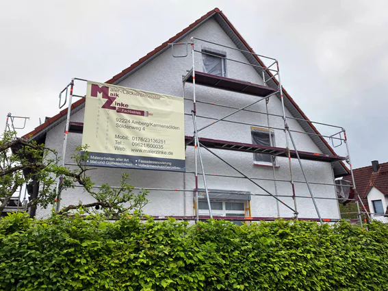 Giebelseite eines Einfamilienhauses während der Fassadenarbeiten
