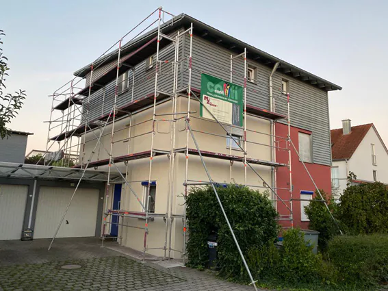 Eingerüstetes Wohnhaus während der Fassadensanierung