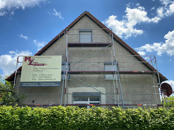 Giebelseite im Gerüst während der Anbringung der Wärmedämmung