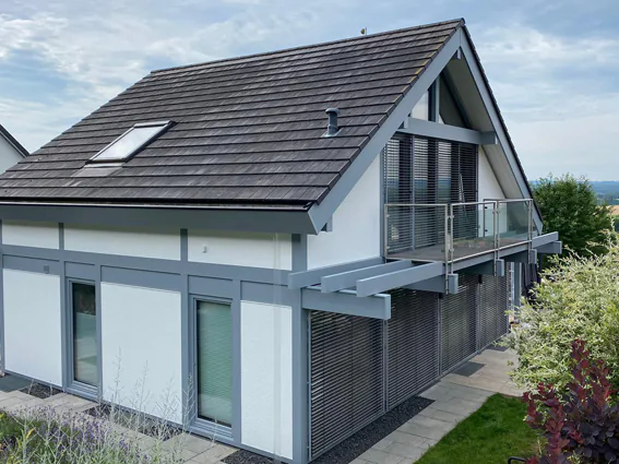 Modernes Wohnhaus mit großen Fensterflächen und heller Fassade