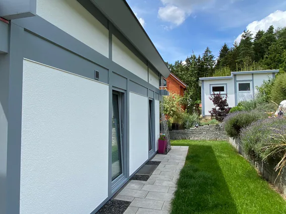 Neubau mit grau und weiß abgesetzter Fassade