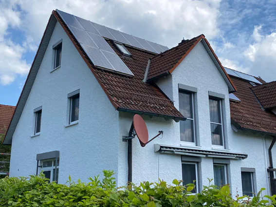 Wohnhaus mit Satteldach und hell gestrichener Fassade