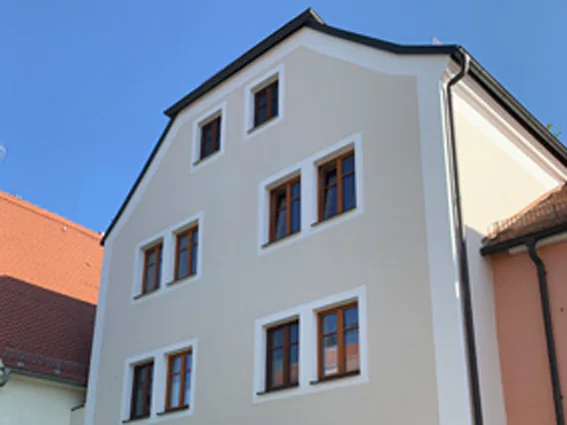 Mehrgeschossiges Stadthaus mit cremefarbener Fassade