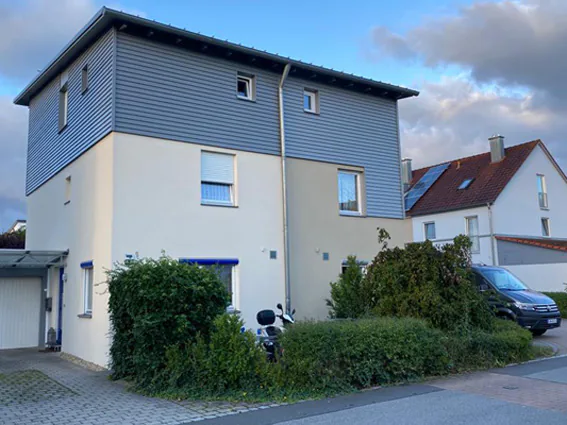Stadtvilla mit dunkel abgesetztem Obergeschoss
